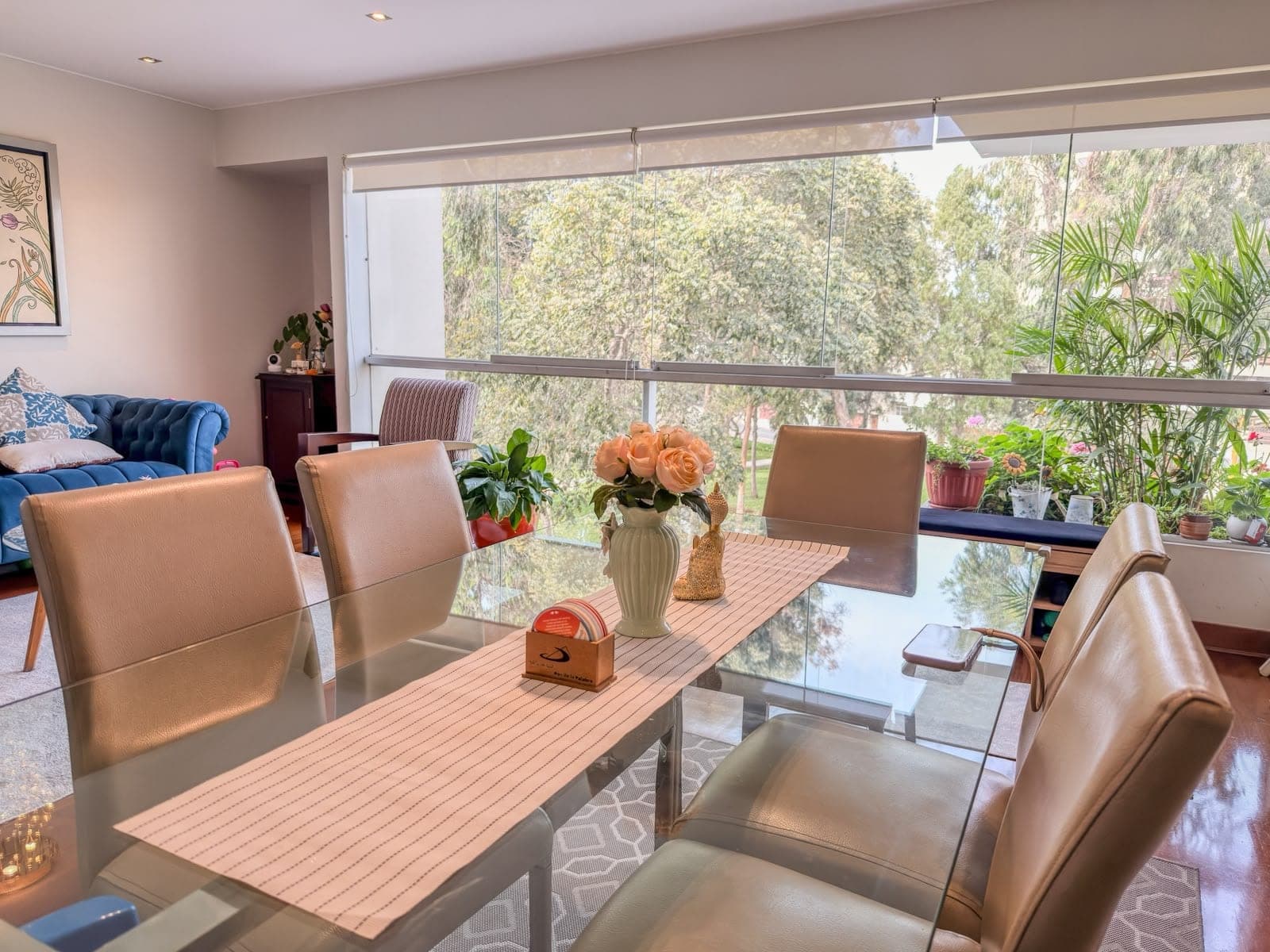 Comedor del departamento en venta en Corpac, San Borja, con ventanal y vista al parque